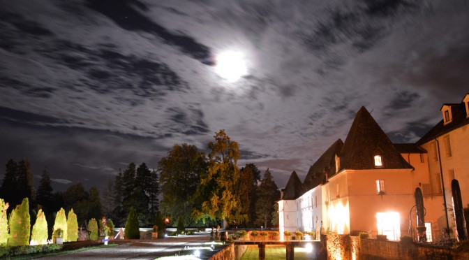 La Lune dans les nuages au-dessus du château de Gilly