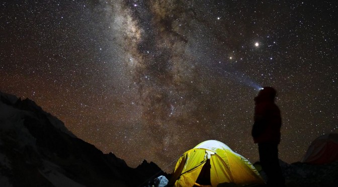 Bivouac sous la Voie lactée au pied de l’Everest