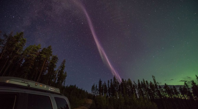 Un mystérieux arc auroral dans le ciel nocturne canadien