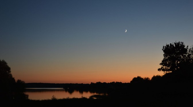 Jeune croissant de Lune au-dessus du lac de Rillé