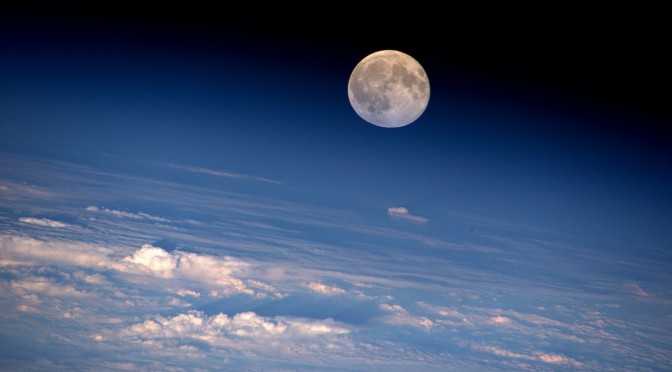 Le lever de la Pleine Lune de l’esturgeon vu depuis l’ISS