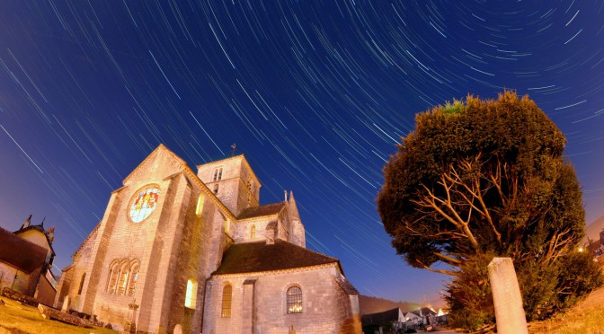 Filé d’étoiles sur l’église Saint-Symphorien en Bourgogne