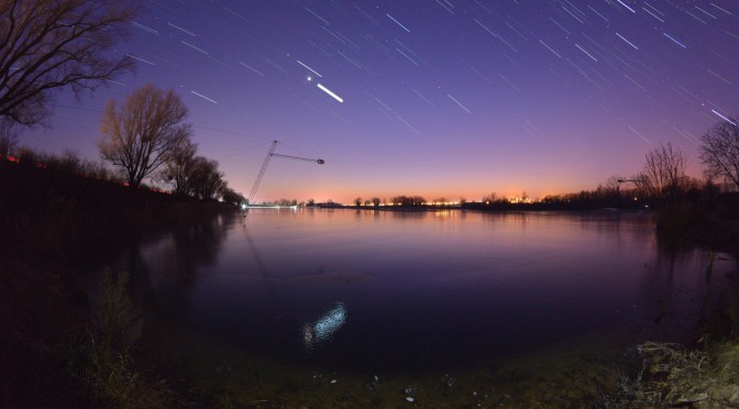 La planète Vénus et son reflet sur un étang gelé