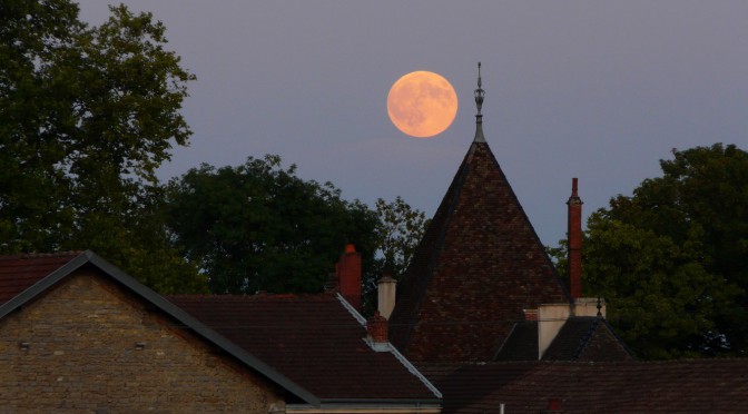 Lever de la Pleine Lune des fraises en Bourgogne