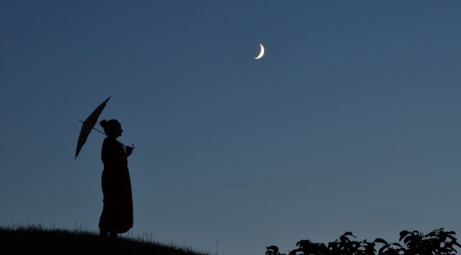 Une geisha admire le jeune croissant de Lune