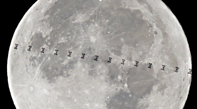 La Station spatiale passe devant la Super Lune