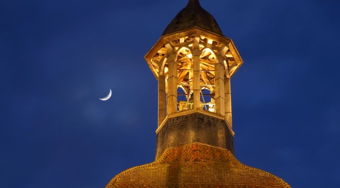 Croissant de Lune sur la basilique Notre-Dame de Beaune