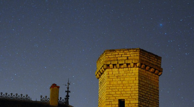 La comète 46P/Wirtanen au-dessus du Château de la Tour