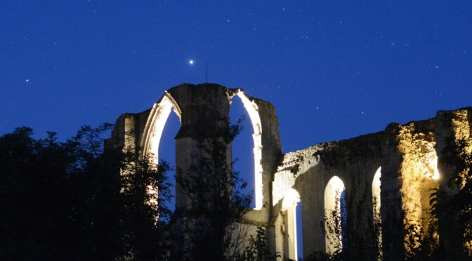 Jupiter étincelle au-dessus de l’abbaye de Maillezais