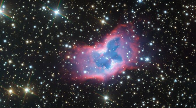 NGC 2899, un papillon de gaz dans un champ d’étoiles