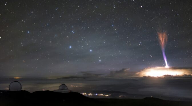 Spectaculaire : sprite rouge et jet bleu au sommet du Mauna Kea