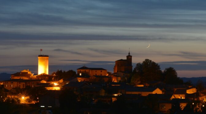 Un croissant de Lune derrière le beau village de Oingt