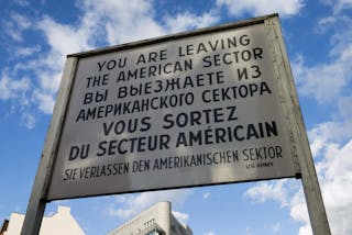 柏林圍牆＿查理檢查哨＿CHECKPOINT CHARLIE_Cold War sign at Check Point Charlie, Berlin, Germany, Europe