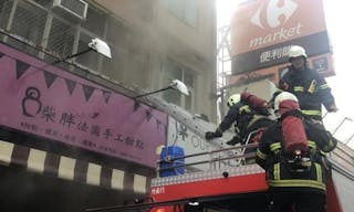 竹南糕點店火警__消防隊員架梯救出1人