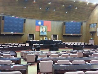 1024px-中華民國立法院_(議場内)_Legislative_Yuan_of_the_Republic_of_China_(chamber,_interior)