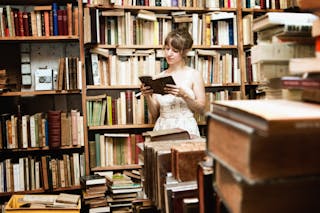 書店＿Woman in antiquarian bookshop