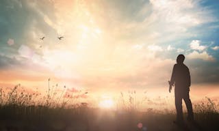 Worship and praise concept: Silhouette humble man standing on sunlight with meadow autumn sunset background - 圖片