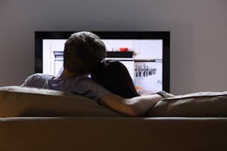 情侶看電視＿Rear view of a couple watching tv