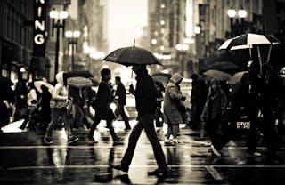 下雨＿雨景＿撐傘＿Shoppers brave the dreary weather on a rainy day