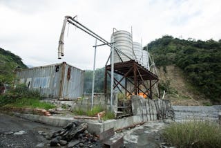 部分知本溫泉業者會來到內溫泉區，以水車載水。然溫泉法與溫泉標章實施後，此舉處在法令的模糊地帶。