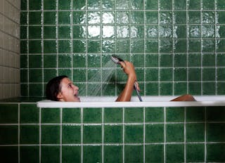 浴室＿唱歌＿洗澡＿Young woman singing in shower and bathtub in green bathroom