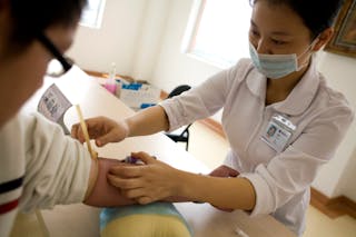 醫院_護士_看病_China - Jiangsu - Nanjing - Medical Care - A Nurse Draws Blood From a Patient