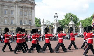 1200px-Buck_palace_soldiers_arp