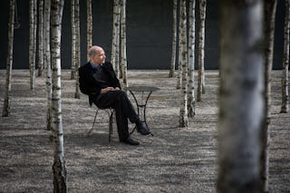 Der Schriftsteller, Bestseller-Autor und Philosoph, Alain de Botton, waehrend eines Interviews am 14.5.2013 im Hotel Greulich in