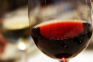 1024px-Red_wine_closeup_in_glass