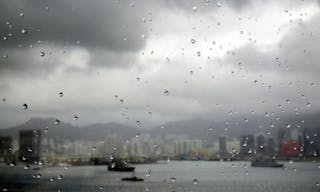 Hong_kong_during_typhoon_utor_13_08_2013