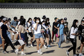 South Korean students wearing masks to prevent contracting MERS walk at the Gyeongbok Palace in central Seoul