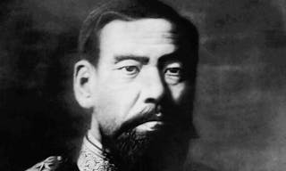 Black_and_white_photo_of_emperor_Meiji_o