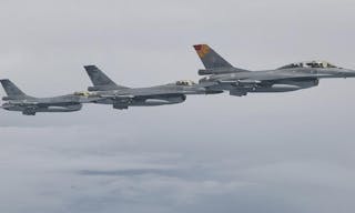 蔡總統啟程出訪　F-16伴飛（2）