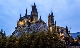 OSAKA, JAPAN - MARCH 20, 2017 : Hogwarts School in Harry Potter Attraction Zone in Universal Studio Japan - 圖片