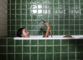 浴室＿唱歌＿洗澡＿Young woman singing in shower and bathtub in green bathroom