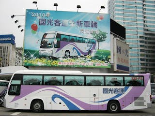 800px-KKBus_239FS_left_side_under_KKBus_2010_new_buses_going_up_advertisement