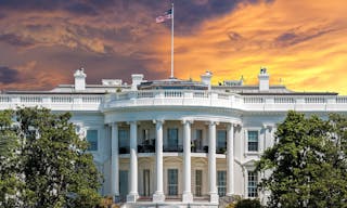 白宮 White House on deep red sunset background - 圖片