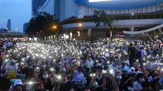 泰國反政府示威遊行16日傍晚聚集在曼谷市中心的巴吞旺路口，上千民眾高喊要總理下台。