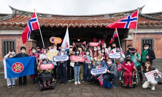 Parade_group_photo_in_front_of_Lin_Tai_A