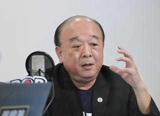 退將吳斯懷列國民黨不分區惹議，他19日上午接受廣播電台POP Radio節目「POP撞新聞」專訪表示，如果貿然退出，對不起國民黨，因為依選罷法規定，國民黨不分區將少一席，往後4年就沒有軍系立委，基於這些原因
，他願意承受。中央社記者張皓安攝　108年12月19日