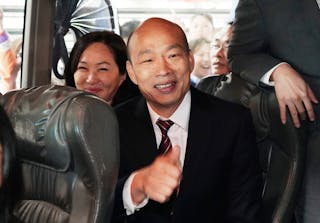 高雄市長韓國瑜赴港澳中聯辦，引發嚴厲批評。面對質
疑，他雖秉持「經濟100分，政治0分」避談政治議題，
但已然落入中共「一國兩制台灣方案」的深井。圖為韓
國瑜22日抵達香港後，向歡迎群眾比讚致意。
（中新社提供）
中央社  108年3月25日