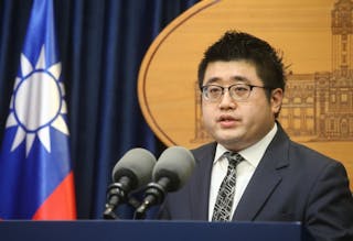 高雄市長韓國瑜17日拜訪酒吧、喝酒並直播，指「全台
灣人都欠高雄人」。總統府發言人林鶴明（圖）18日表
示，希望中央與地方政府可以一起合作、爭取更多福利
，因為大家都愛高雄，「但酒後直播一定不是好的點子
」。
中央社記者謝佳璋攝　108年2月18日