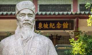 蘇軾 蘇東坡 Huizhou, China - SEP 2017: The Su Dongpo's Statue and background is Su Dongpo Memorial Hall in Huizhou West Lake Scenic S