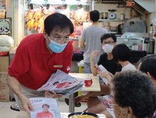 新加坡大選增溫，朝野政黨候選人利用週末假日深入鄰
里社區拜票，圖為挑戰武吉巴督單選區的新加坡民主黨
黨魁徐順全在庶民美食中心拜票，爭取支持。
中央社記者黃自強新加坡攝　109年7月4日