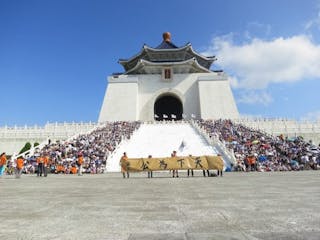 2013年「十月十日，天下為公」的活動。圖片由國會調查兵團授權使用。公民1985行動聯盟的部份成員，後來繼續投入於監督政治人物的行列。粉絲專頁仍持續運作（網頁），並且有人投入像是「國會調查兵團」（網頁），或是「沃草」（網頁）這樣的團體，他們主要目的是在擴大公民參與。