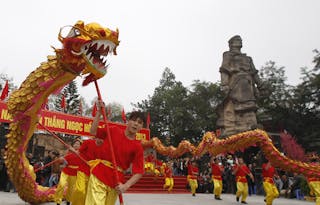 圖為2013年2月14日，越南河內進行一場紀念為紀念光中皇帝阮惠在1789年在東大山擊敗清軍的活動，現場有舞龍表演。