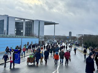 德國反對極右翼另類選擇黨（AfD）的全國抗議活動延燒，3日集會主題為「我們是防火牆」，參與者年齡層廣泛，許多德國家庭帶著孩子及外籍移民參與抗爭。