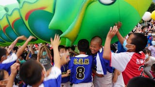 紙風車劇團1日前進花蓮縣瑞穗鄉富源國小演出親子劇
「蕃薯森林奇遇記」，劇團成員使出渾身解數，與現場
大小朋友一起同歡。
（紙風車劇團提供）
中央社記者趙靜瑜傳真  110年5月1日