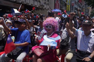 覆議案遭否決闖關失敗，國民黨在立法院外的「藍鷹行動」支持者歡欣鼓舞