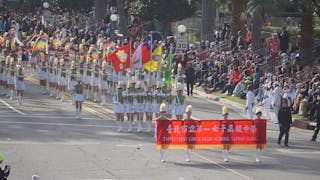 北一女中樂儀旗隊125名學生代表台灣參加美國加州的玫瑰花車遊行，獲得現場觀眾熱烈歡迎。中央社記者林宏翰洛杉磯攝  112年1月3日